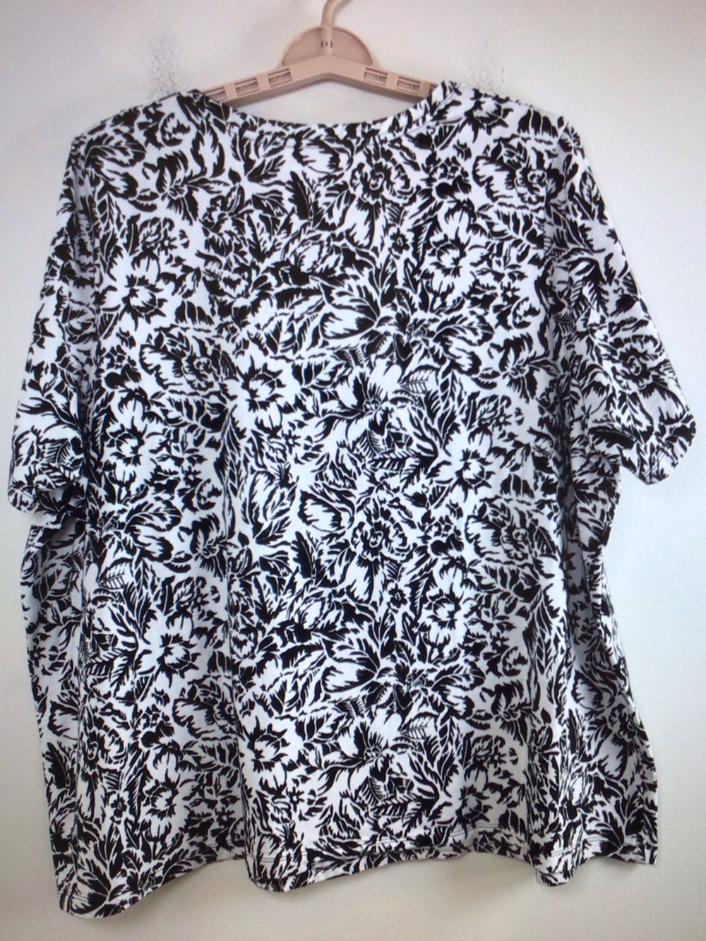 Catherines Black & White Floral Scoop Neck Short Sleeve Tee - Picture 2 of 8